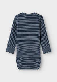 Bodysuit z dolgimi rokavi, ki ima temno modro in svetlo modro črtasto vzorčenje. Mehak material z gumbi na dnu in okroglim izrezom.