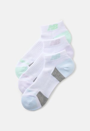 Trois paires de chaussettes courtes blanches, avec des accents vert clair, violet clair et gris, chacune avec une texture côtelée et un détail de logo.