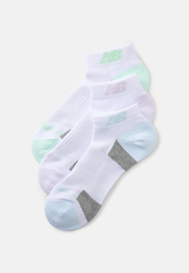 Drei Paar Knöchelsocken in Weiß, mit hellgrünen, helllilanen und grauen Akzenten, jeweils mit einem gerippten Muster und Logoschriftzug.