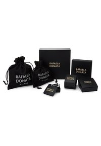 El conjunto de embalaje negro incluye dos bolsas de cordón y varias cajas, todas con texto dorado: "RAFAELA DONATA MILANO." Textura suave, diseño minimalista.