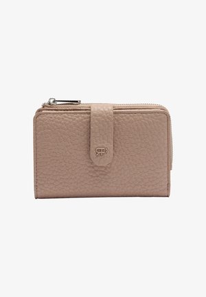 Beżowy skórzany portfel o fakturze przypominającej kamyczki. Posiada zasuwaną kieszeń i przednią klapkę z akcentem w postaci logo. Prostokątny kształt.