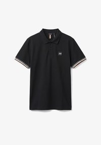 Polo negro de manga corta con cuello, dos botones, ribete a rayas en las mangas y pequeño logo cuadrado en el pecho izquierdo.