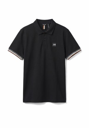 Polo negro de manga corta con cuello, dos botones, ribete a rayas en las mangas y pequeño logo cuadrado en el pecho izquierdo.