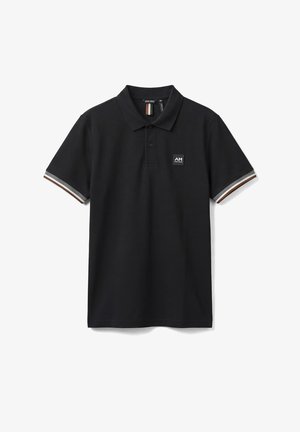 Polo negro de manga corta con cuello, dos botones, ribete a rayas en las mangas y pequeño logo cuadrado en el pecho izquierdo.