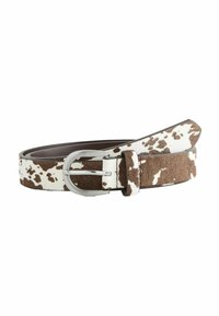 Cintura in pelle di mucca marrone e bianca con fibbia metallica argentata, caratterizzata da una texture liscia e un motivo di macchie irregolari.