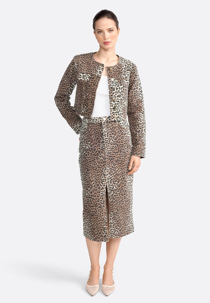 Beige sæt med leopardmønster bestående af jakke og nederdel, der har et cropped design, knaplukning og slidser på nederdelen.