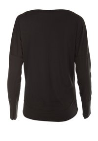 Camisa de manga larga negra con un escote amplio, textura suave y un corte relajado. Presenta hombros caídos y un dobladillo ligeramente curvado.
