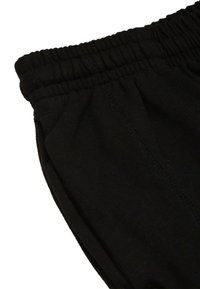 Schwarze Hose mit elastischem Bund, aus einem weichen, glatten Material und seitlichen Taschen. Sie verfügt über sichtbare Nähdetails entlang der Näht.