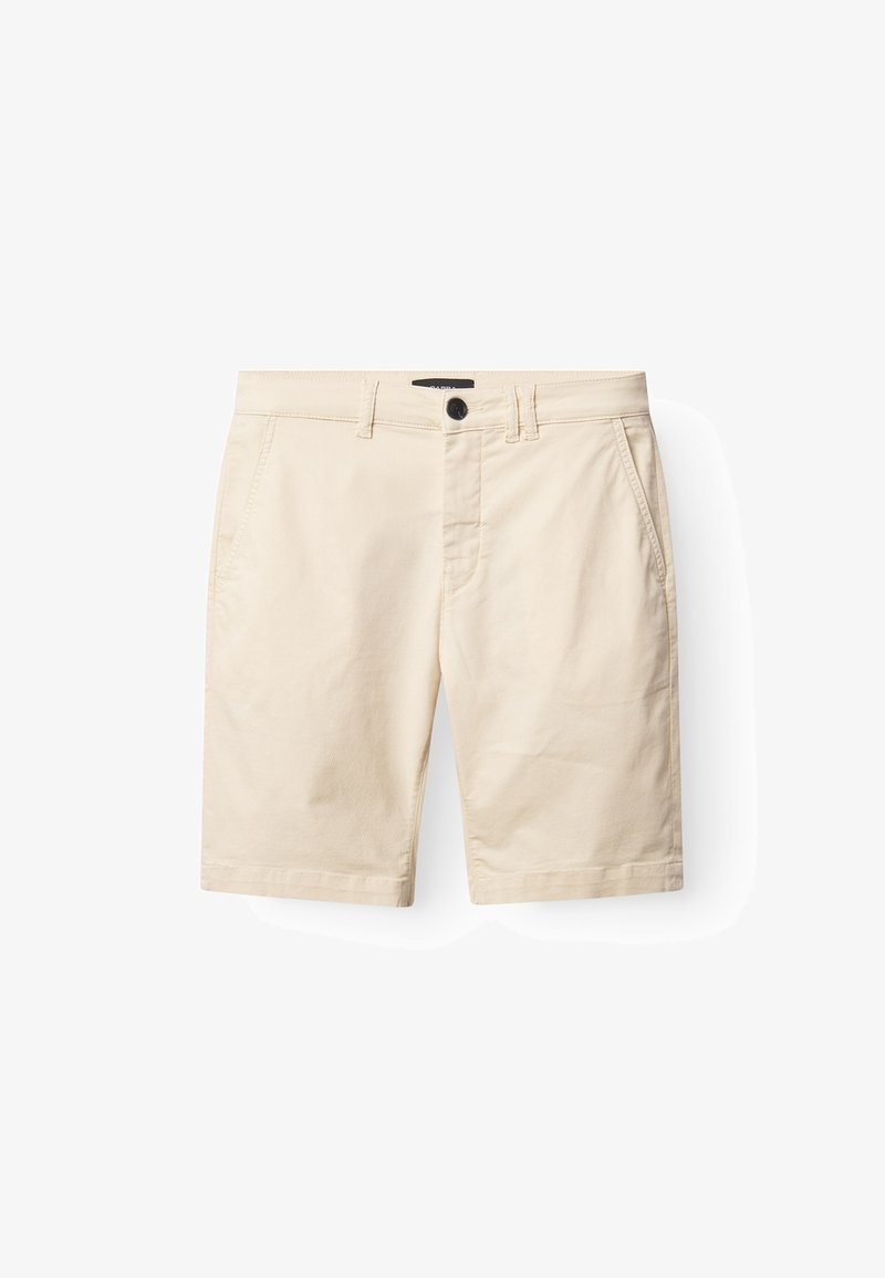 Bež pamučne kratke hlače klasičnog kroja, s prednjim zatvaračem na kopčanje, dva bočna džepa i glatkom teksturom.