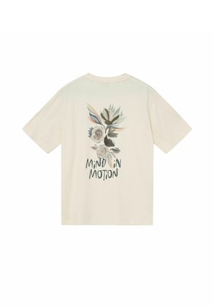 Beige T-shirt met abstracte bloemprint en de tekst "MIND IN MOTION" op de achterkant, uitgevoerd in gedempte grijs-, zwart- en perziktinten.