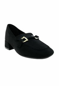 Mocassino in camoscio nero con tacco basso, caratterizzato da una fibbia decorativa in argento e dettagli cuciti sulla punta. Design semplice e classico.