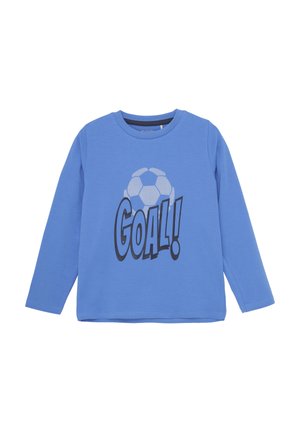 Blaues Langarm-T-Shirt aus Baumwolle. Die Vorderseite zeigt ein Grafik eines Fußballs und das Wort "TOR!" in fetter, schwarzer Schrift.