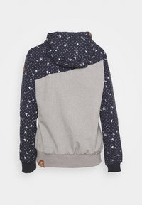 Huvtröja med ett navy prickigt mönster och blommiga detaljer, grå kropp, elastisk nederkant och ribbade ärmslut.