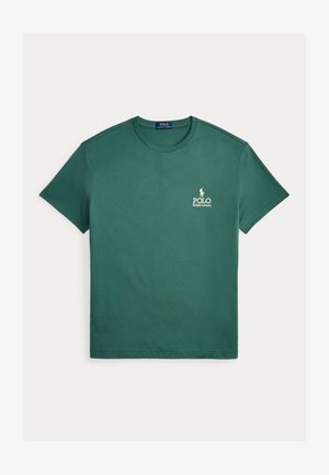 Grønn bomull t-skjorte med korte ermer og rund hals. Har en liten hvit logo på venstre bryst. Glatt tekstur, uformelt design.