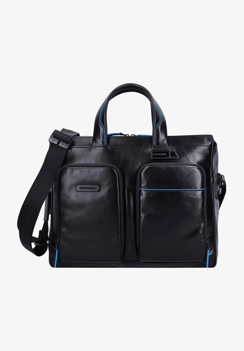 Borsa in pelle nera con due tasche frontali, dettagli blu, doppi manici e tracolla rimovibile. Texture liscia e design rettangolare.