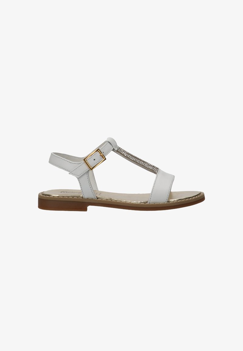 Witte leren platte sandaal met enkelriem, gouden gesp en strass T-band detail op een bruine zool.