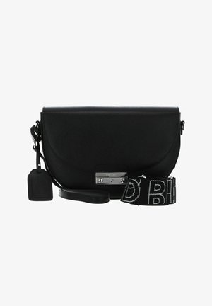 Bolso de piel negra tipo bandolera con broche de plata, etiqueta rectangular, textura suave y correa negra desmontable con letras blancas en negrita.
