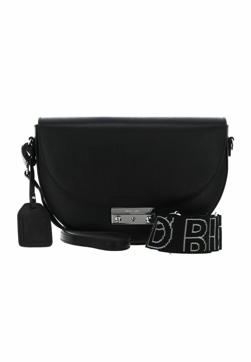 Borsa a tracolla nera in pelle con chiusura in argento, etichetta rettangolare, superficie liscia e tracolla nera removibile con lettering bianco in grassetto.