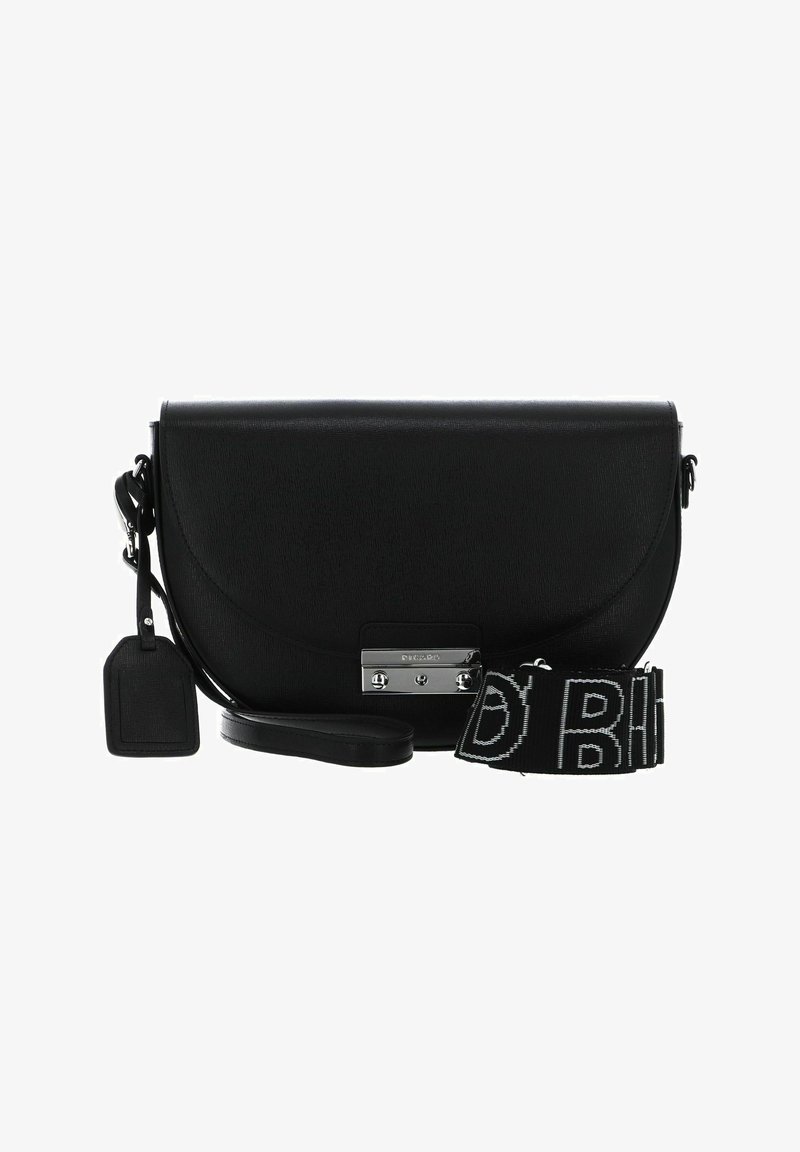 Bolso de piel negra tipo bandolera con broche de plata, etiqueta rectangular, textura suave y correa negra desmontable con letras blancas en negrita.