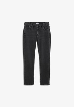 Zwarte slim-fit jeans met vijf zakken, riemlussen en knoopsluiting, plat liggend op een witte achtergrond.