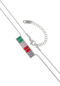 Zilveren ketting met een rechthoekige hanger met vier gekleurde stenen: groen, rood, roze en paars. Inclusief gestructureerde metalen accenten.