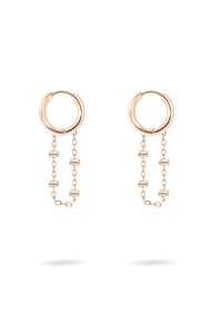 Orecchini a cerchio in oro rosa con catena collegata, caratterizzati da accenti cilindrici. La finitura lucida e il design aperto esaltano i dettagli visivi.