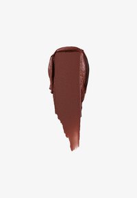 Échantillon de rouge à lèvres marron chocolat mat avec une texture lisse, une forme triangulaire, un léger éclat et peu d'imperfections.