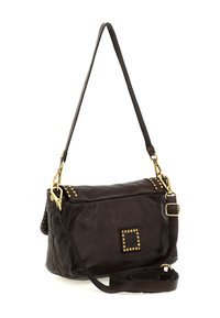 Borsa in pelle di colore marrone scuro, con dettagli in borchie dorate. Ha una forma rettangolare con una tracolla regolabile e una chiusura con zip.