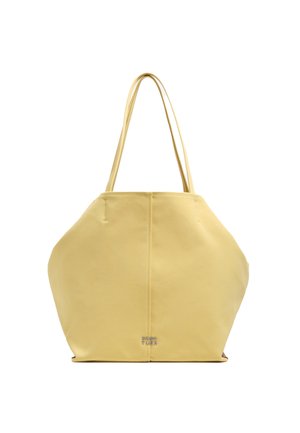Bolso de mano de cuero amarillo con forma de trapecio, con doble asa y pequeño logo de la marca en plata en el centro inferior.