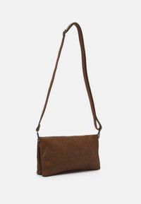 Brązowa skórzana torba na ramię o prostokątnym kształcie, z długim regulowanym paskiem i gładką fakturą. Minimalistyczny design bez widocznych elementów metalowych.