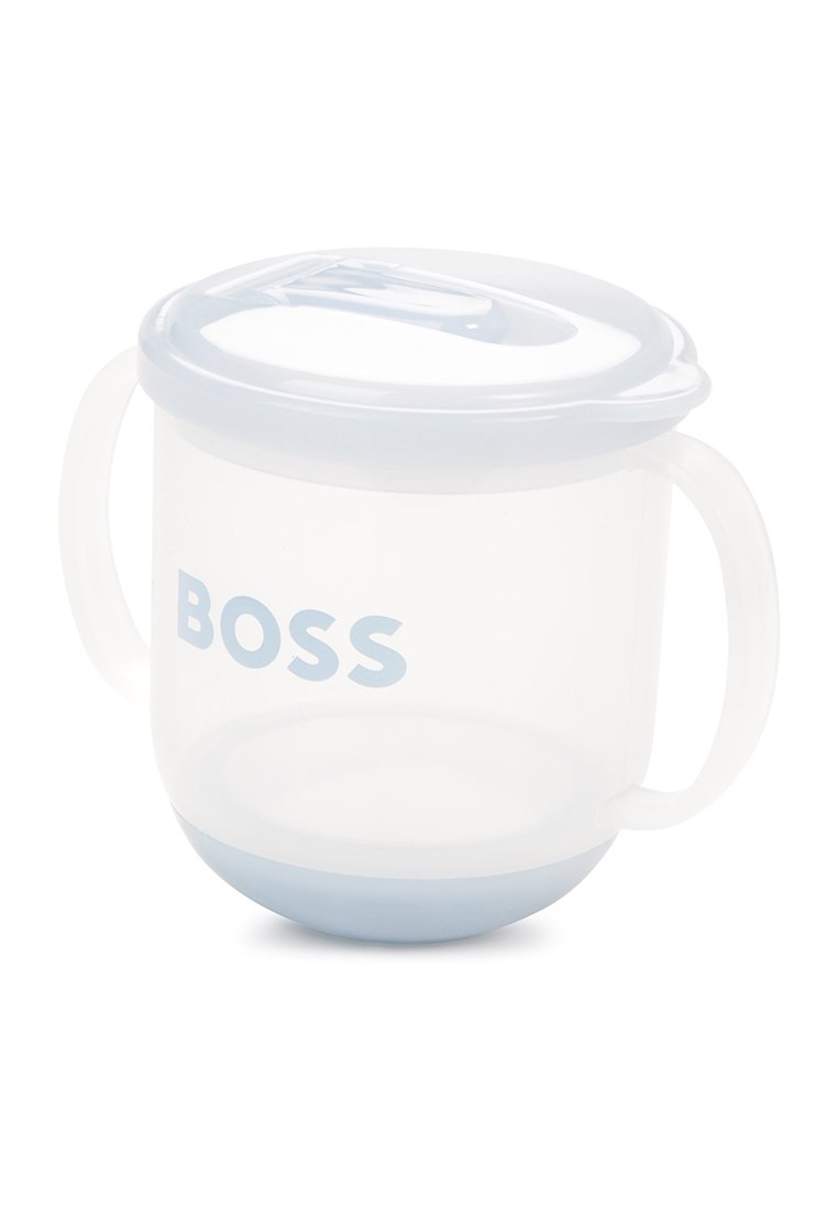 Transparente Kunststoff-Babybecher mit zwei Griffen, blauen Deckel, blauen Boden und dem Wort "BOSS" auf der Vorderseite aufgedruckt.