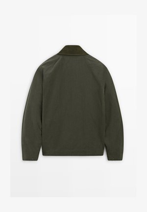 Giacca verde oliva con una texture morbida, colletto e maniche lunghe. Presenta dettagli con bottoni sui polsini e un design rilassato.