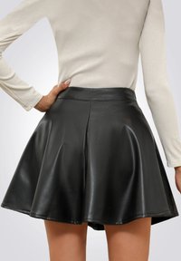 Cupshe LEATHER HIGH WAIST A LINE MINI SKIRT - Falda acampanada - schwarz