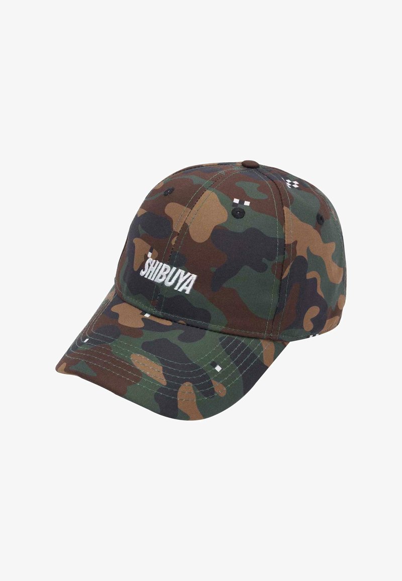 Casquette de baseball camouflage avec un motif vert, marron et noir et un texte blanc ""SHIBUYA"" brodé à l'avant.