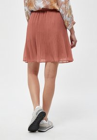 Minus MIRIKKA SHORT SKIRT - Plisēti svārki - old rose pink