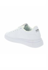 Scarpa atletica bianca con upper in pelle liscia, punta rotonda e chiusura con lacci. Caratterizzata da un collare imbottito e una suola in gomma bianca con logo.