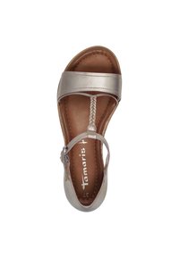 Sandal s remenčićima s metalik srebrnim gornjim dijelom, pletenim detaljem između prstiju i smešnim udobnim uložkom. Podesivi remen oko gležnja s kopčanjem.