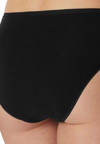Zwarte hooggesneden katoenen onderbroek met een gladde textuur, elastische tailleband en eenvoudig ontwerp zonder zichtbare patronen of hardware.
