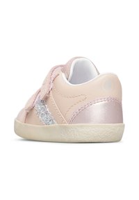 Sneaker con velcro in morbida pelle rosa chiaro con una striscia argentata glitterata, forma arrotondata, suola in gomma testurizzata e dettagli metallici lucidi.