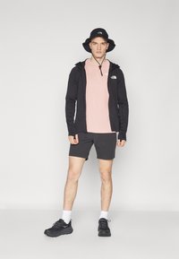 The North Face M SS BOX NSE TEE - Majica kratkih rukava s printom - rose tan/black
