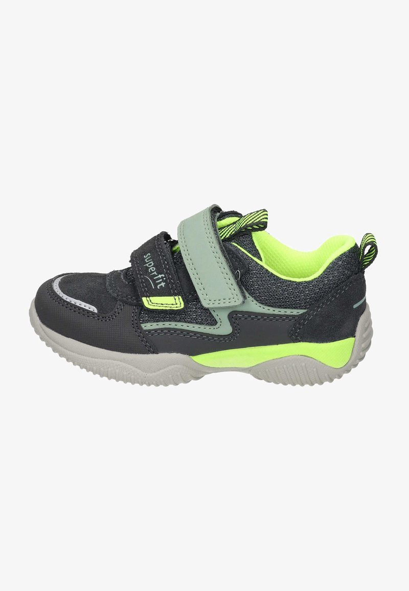 Dziecięce buty sportowe z siateczkowym wierzchem w odcieniach szaro-czarnych, z zielonymi akcentami i zapięciem na rzep. Teksturowana gumowa podeszwa.