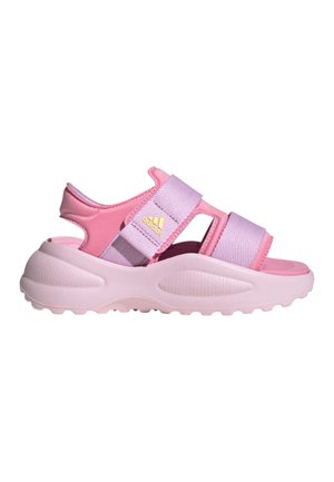 Sandalo Adidas rosa e viola con cinturini regolabili e suola spessa mostrato di lato su sfondo bianco.