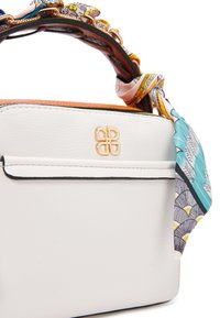 Borsa a tracolla in pelle bianca con dettagli arancioni, caratterizzata da un foulard decorativo con motivo annodato su un manico marrone e da un logo dorato sul lato.