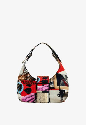 Sac hobo en tissu à motifs aux couleurs rouge, noir et blanc. Présente une forme courbée, une large bandoulière et un détail de boucle centrale.