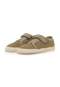 Sneakers perforati color panna con punta tonda, chiusura con lacci e strap in Velcro, suola in gomma e dettagli testuali sul lato.