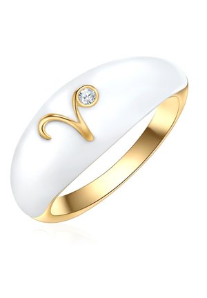 Anello bianco e oro con simbolo zodiacale Ariete in oro e piccolo diamante rotondo incastonato nel simbolo sulla parte superiore della fascia.