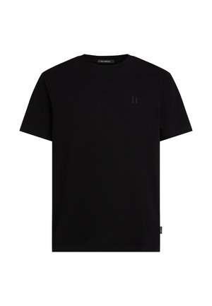 Tricou negru din bumbac, cu decolteu rotund, mâneci scurte și un mic detaliu cu logo în aceeași culoare pe piept. Design simplu, clasic.