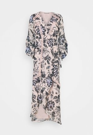 Vestido largo floral cruzado con borde de encaje, escote en V, mangas globo y un fondo rosa suave con estampados florales en negro y azul.