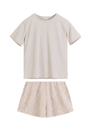 Jasnobeżowy t-shirt z krótkim rękawem w połączeniu z jasnoróżowymi szortami z elastycznym pasem w panterkę na białym tle.