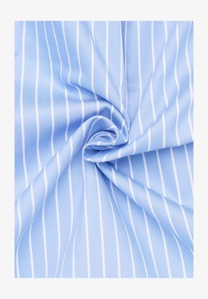 Tessuto azzurro chiaro con sottili righe verticali bianche, texture liscia, peso medio e una leggera lucentezza, attorcigliato per mostrare flessibilità.